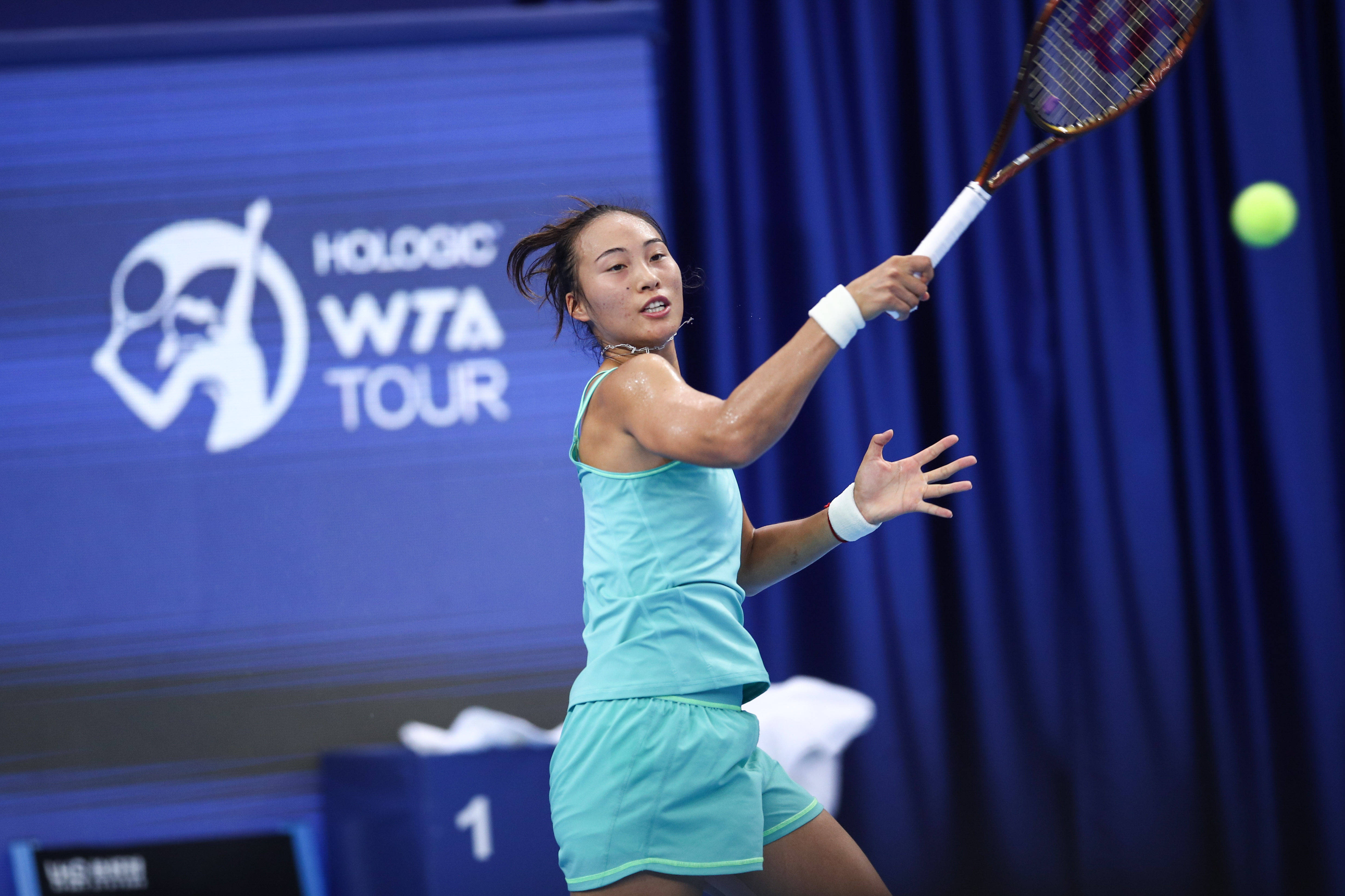 珠海WTA超级精英赛，中国选手郑钦文击败朱琳挺进决赛